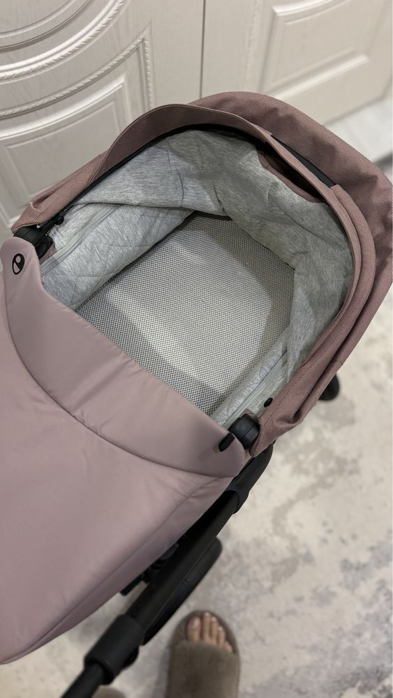 Коляска для девочки EASYWALKER HARVEY в отличном состоянии