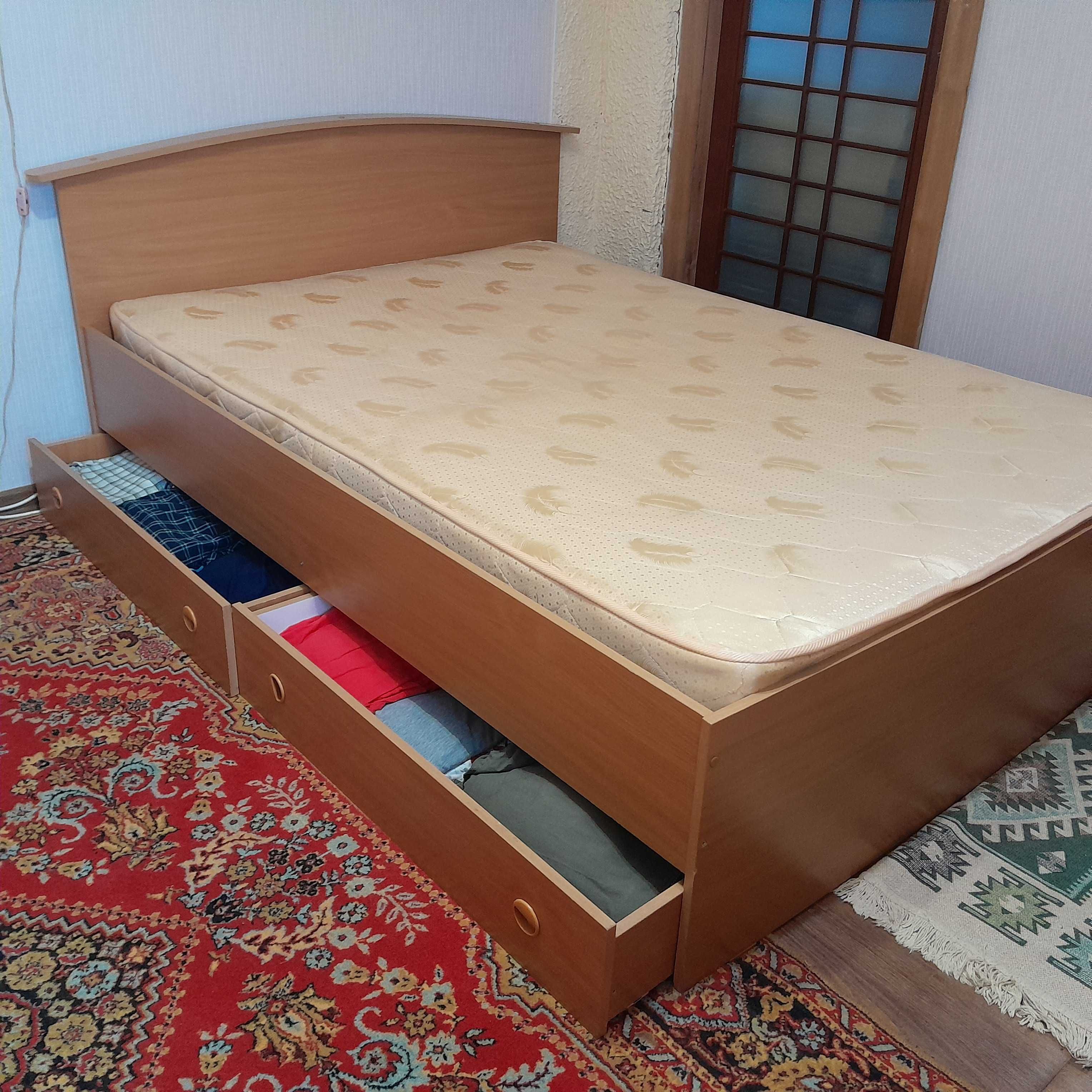 Кровать двуспальная.