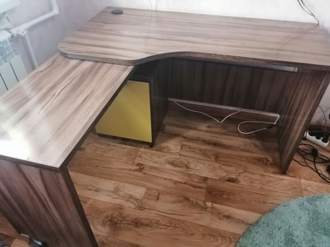 Продам стол с полкой