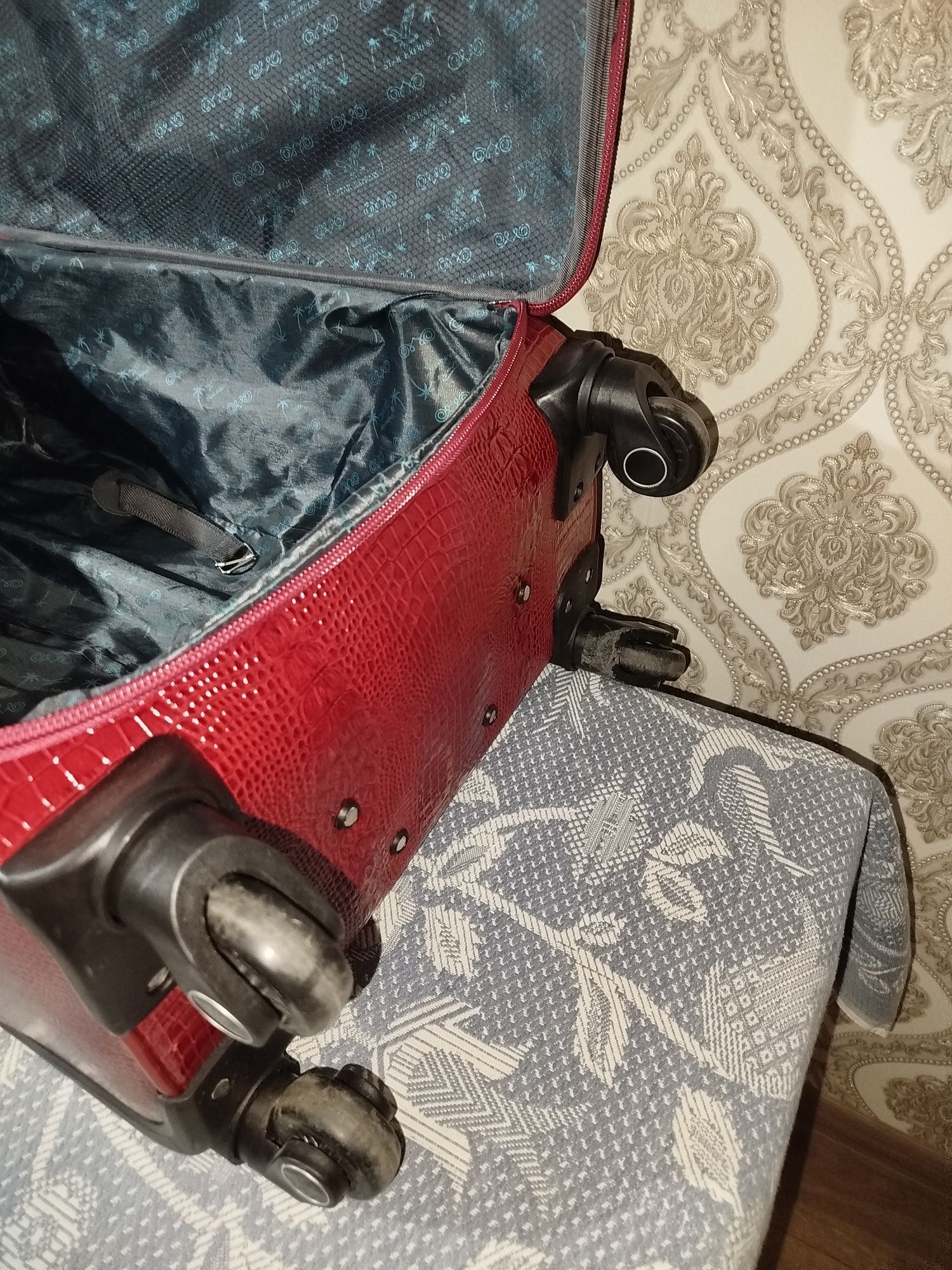 Продам чемодан экокожа, красный