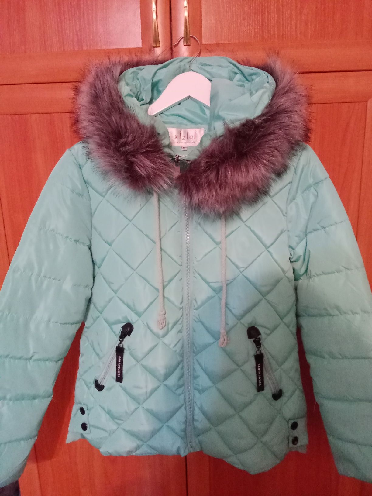 Продам куртку женскую
