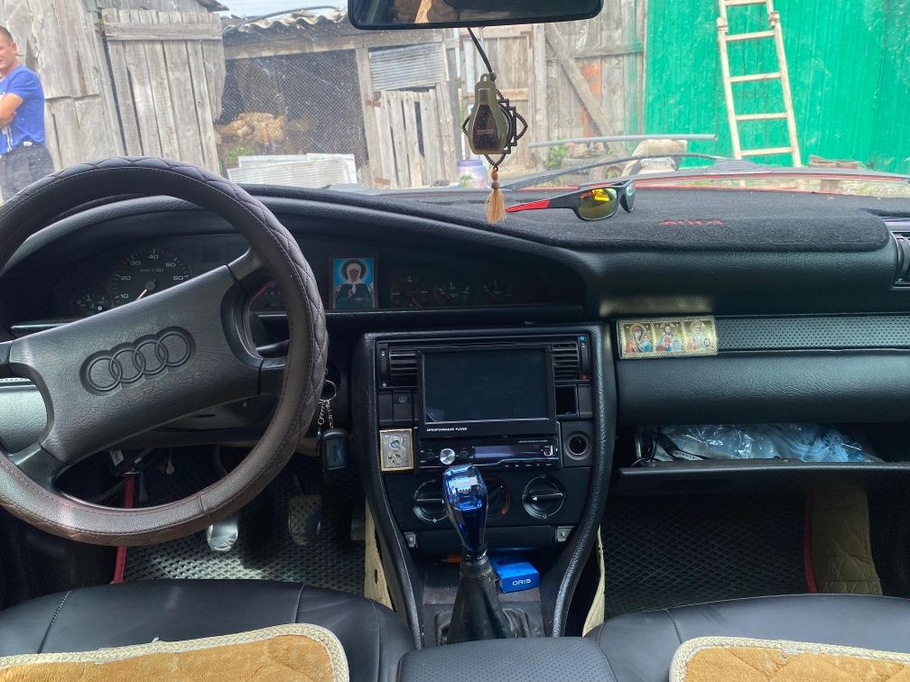 Автомобиль ауди 100