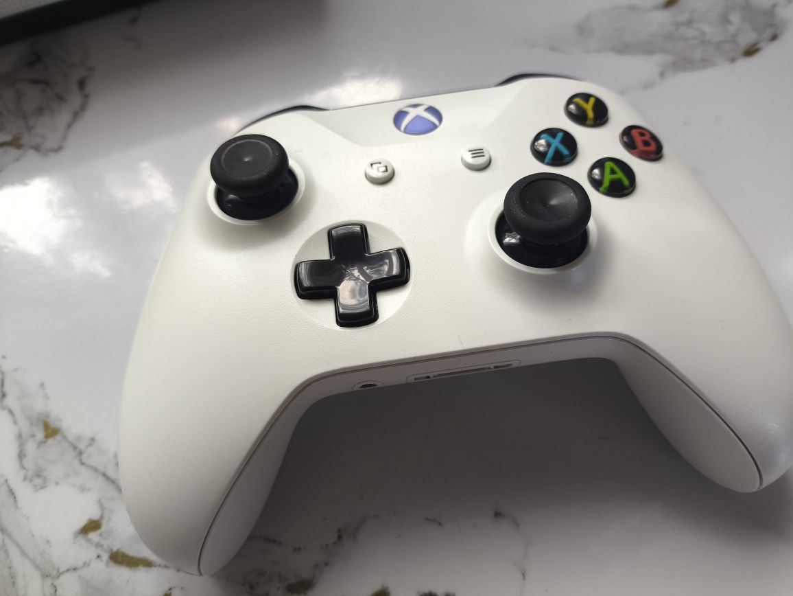 XBOX One S 512Gb/ в идеальном состоянии/рассрочка/Ред/игры дёшево .