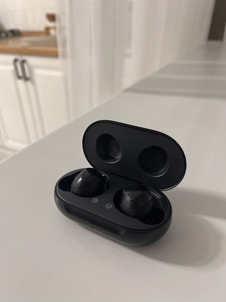 Продаю беспроводные наушники samsung galaxy buds SM-R170
