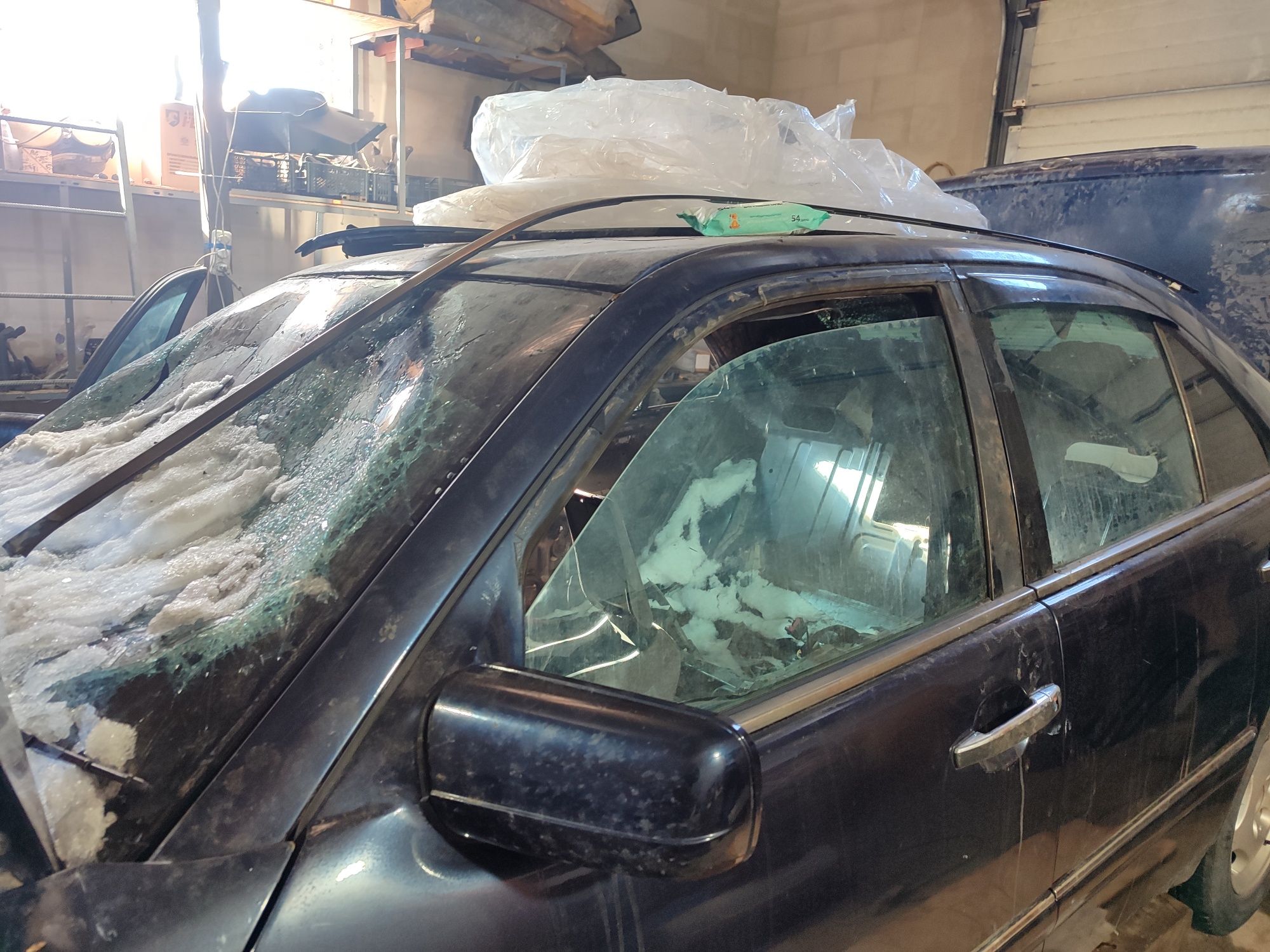 Задний лобовой на Мерседес W210 боковой стекло