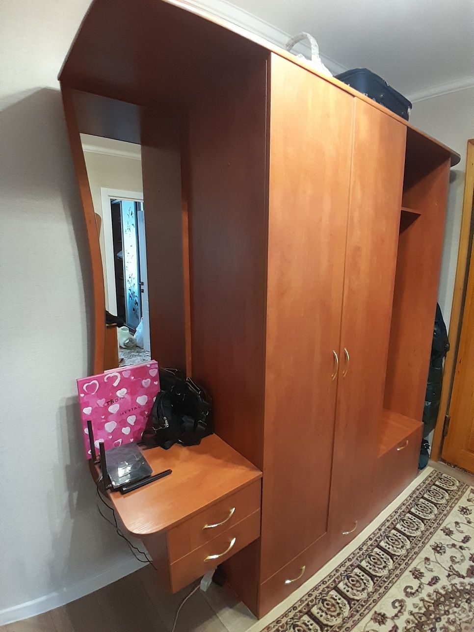 Продам прихожую ширина 2,15 м, высота 2 м