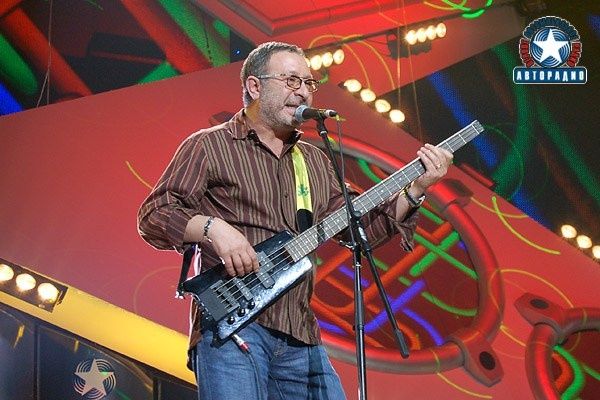 Продам или обмен бас гитару ( travel) Custom Shop