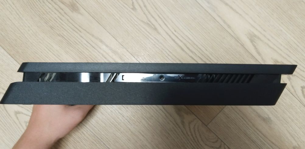 Продам PS4 Slim с 2 джойстиками и 3 установленными играми, ДОСТАВКА