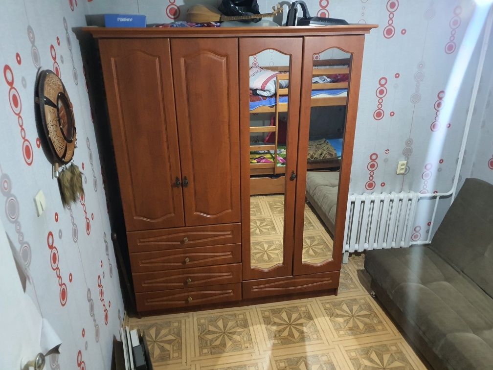 Продам спальный гарнитур
