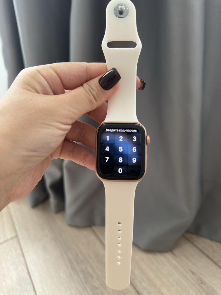 Продам Часы Apple Watch se в идеальном состоянии