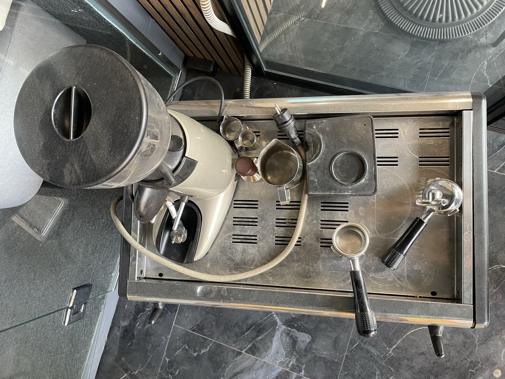 ПРОДАЮ профессиональную кофемашину NUOVA Simonelli-в хорошем состояний