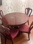 Продам круглый стол из красного дерева с 8 стульями.