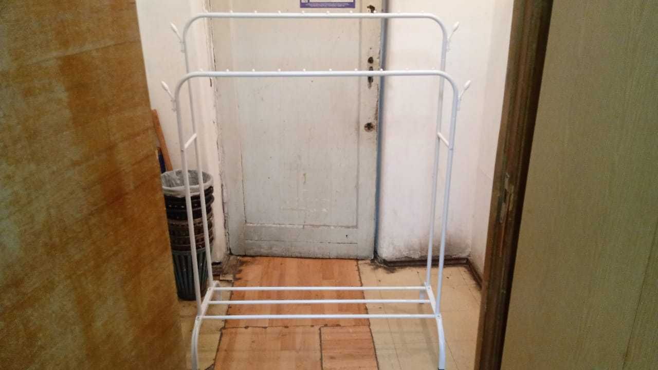 Продам напольную вешалку.