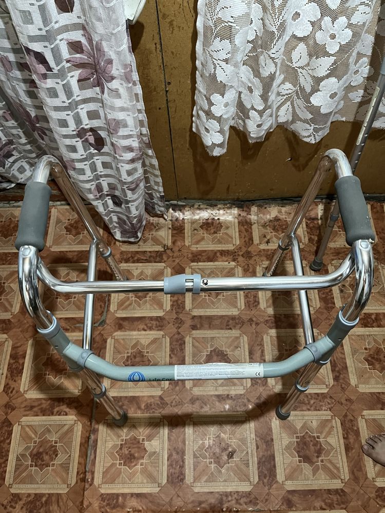 Ходунок  и  тросточка для взослого человека
