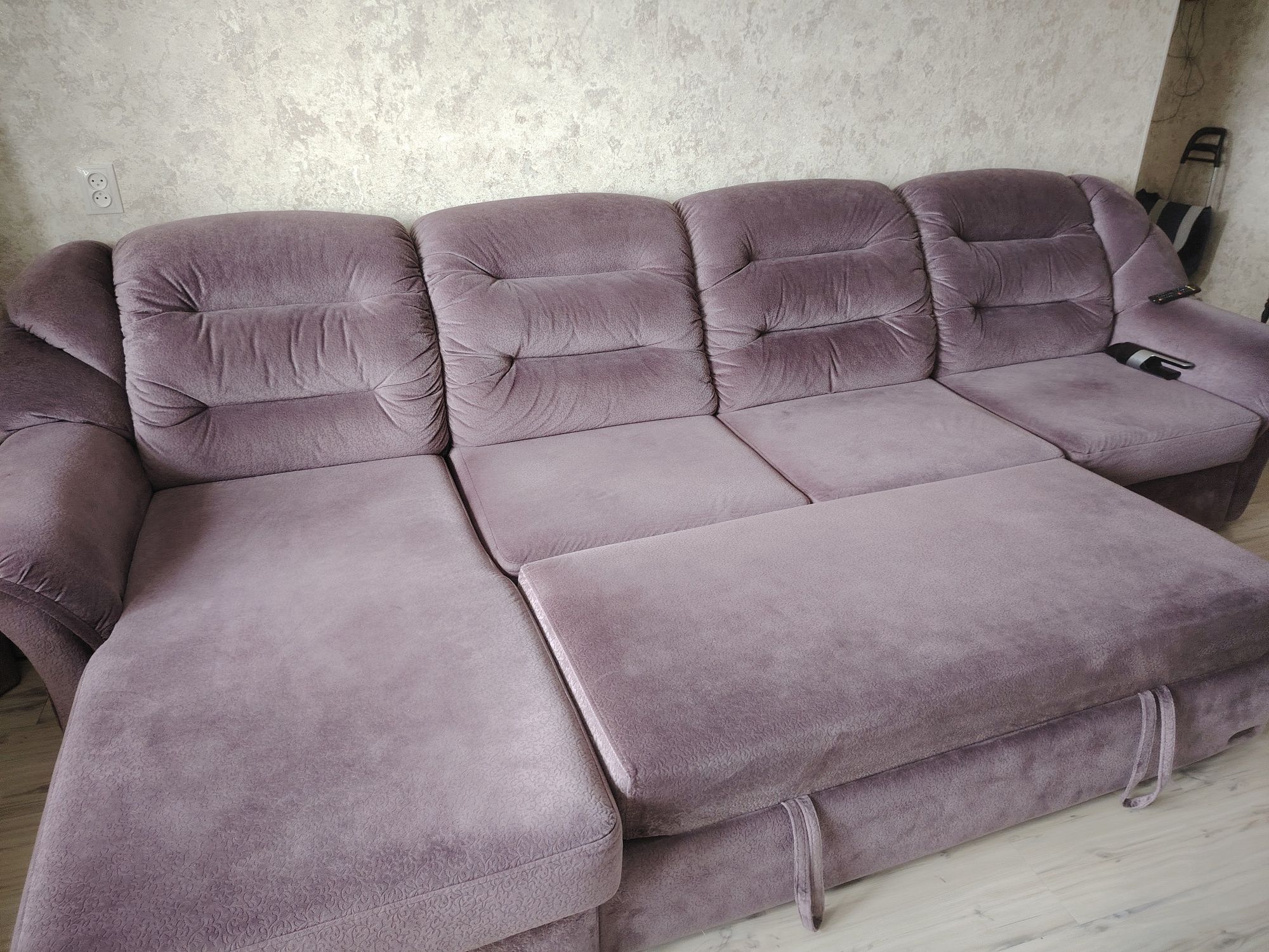 Продам диван в сереневом цвете