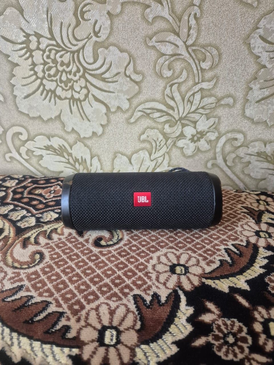 Продам колонку jbl flip4