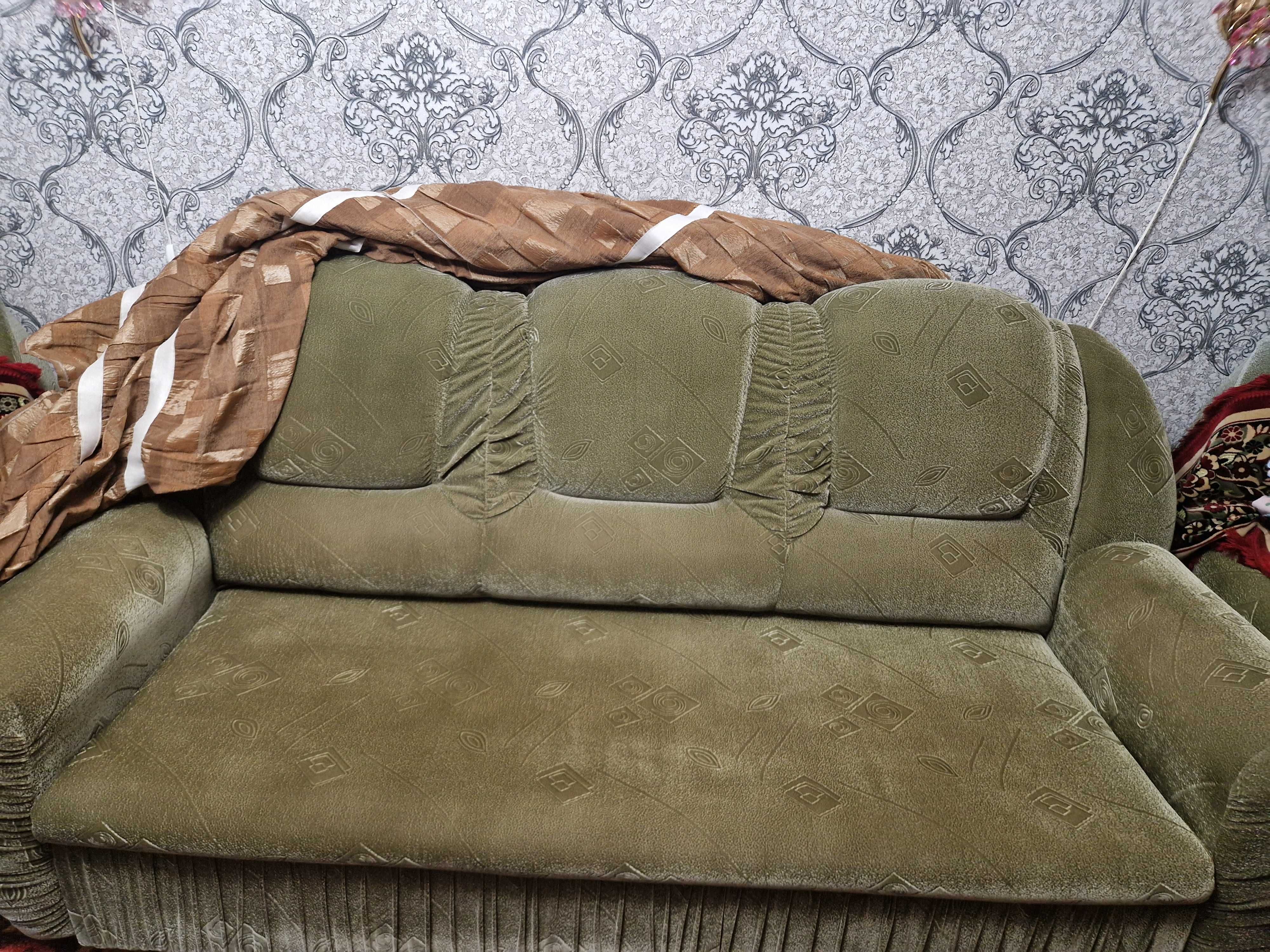 Продам диван в двумя креслами