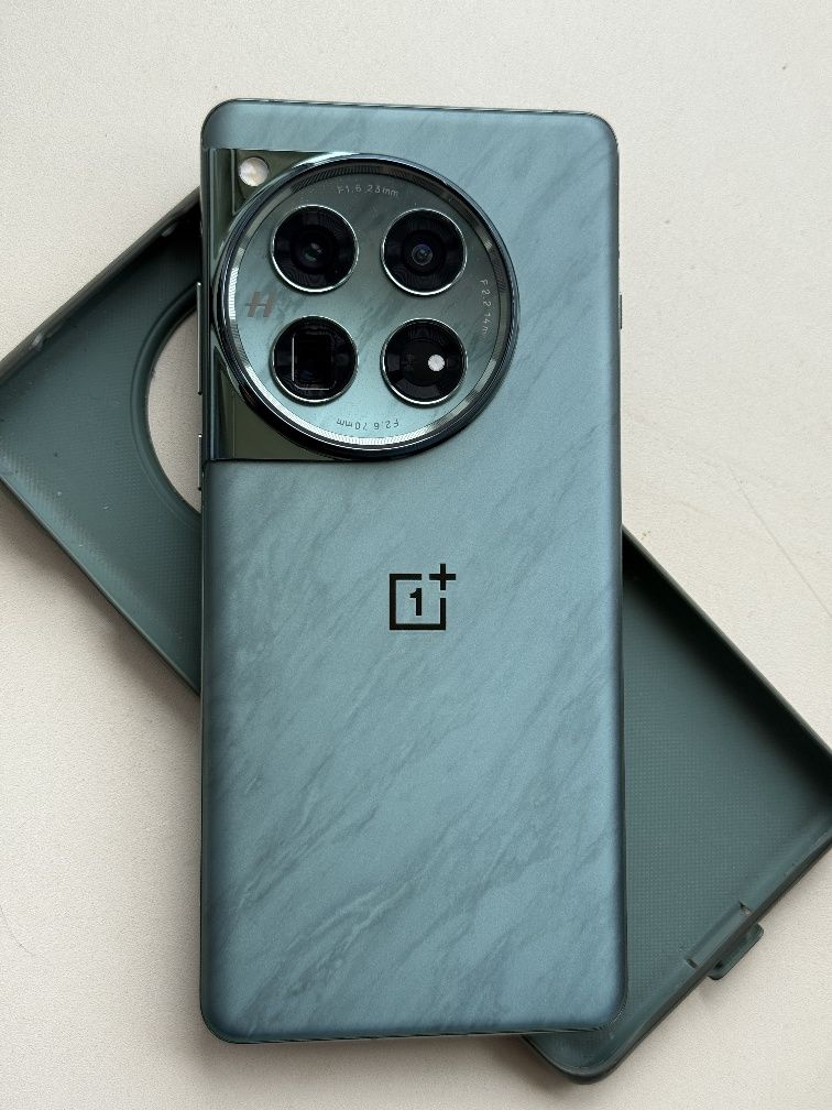 OnePlus 12 — 16 ГБ / 512 ГБ (Flowy Emerald)