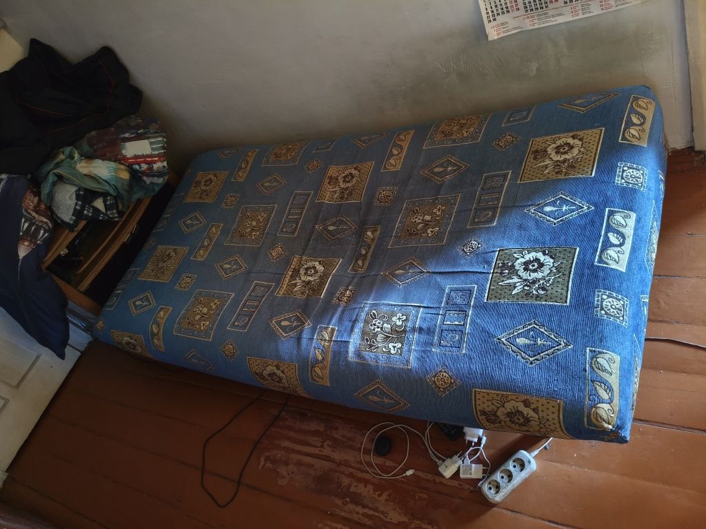 Продам кровать на ножках
