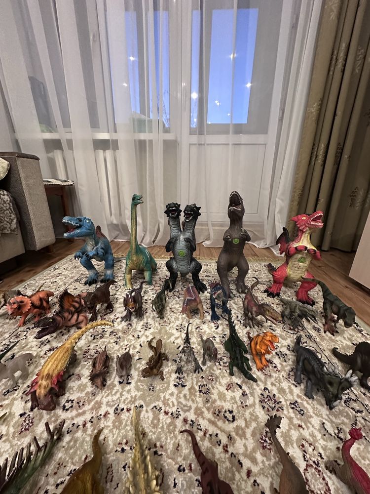 Продам коллекцию динозавров, 55 штук