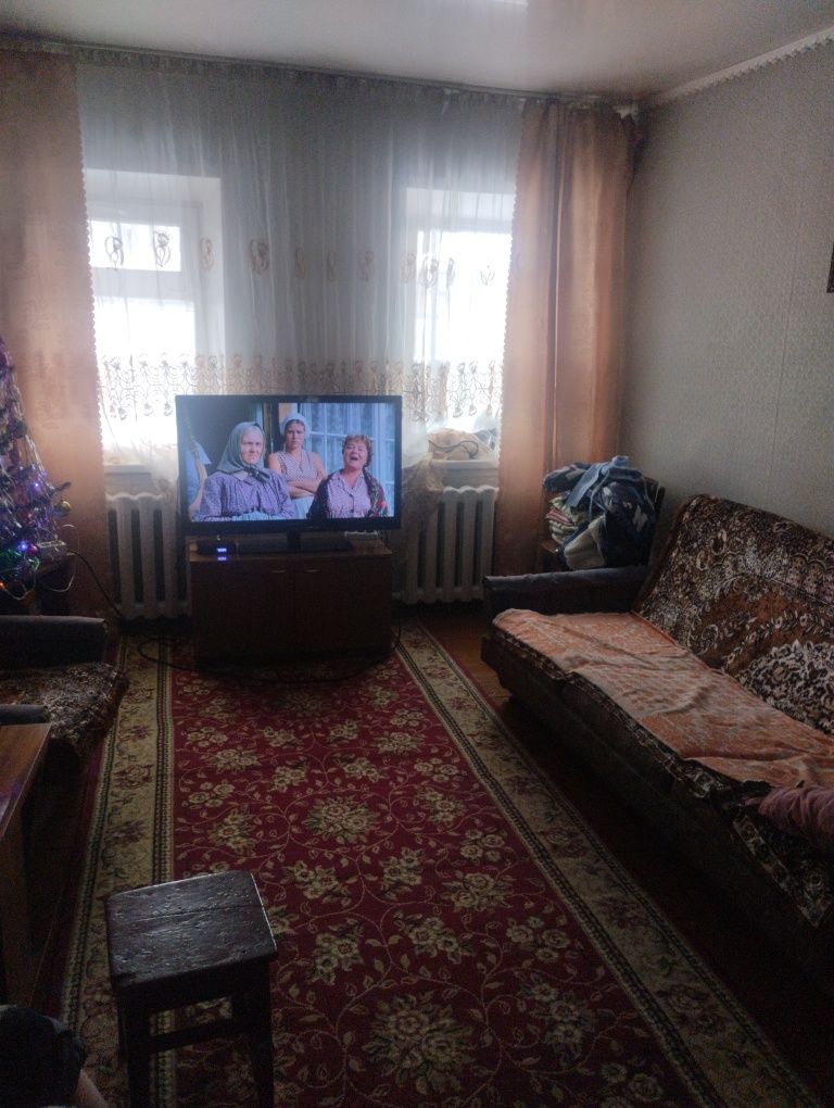 Обменяю на квартиру 4 х комнатный дом.
