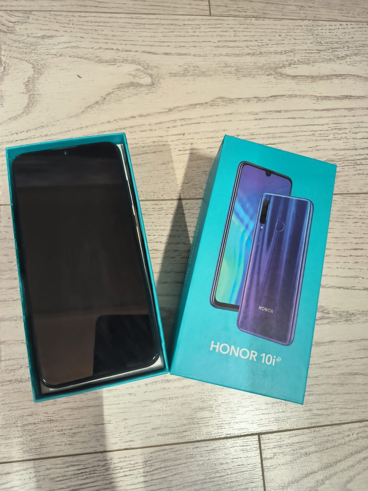 Продам Honor 10i