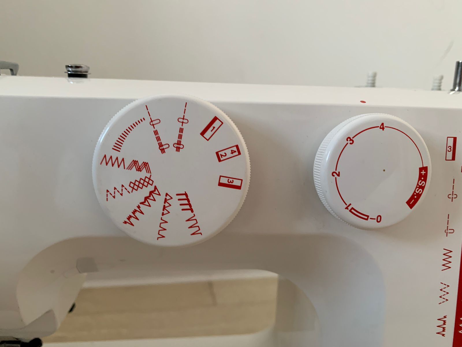 Продам электронную машинку Janome