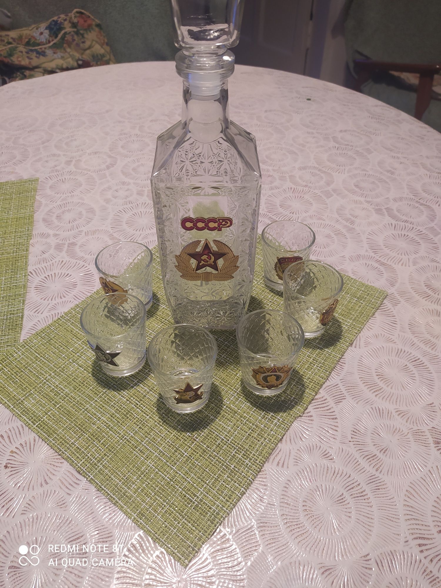 Продаю праздничный набор графин с рюмками