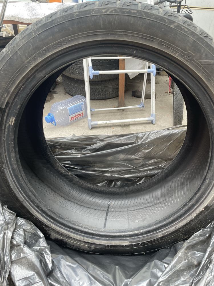 Продам комплект зимних шин Yokohama 235/45/R18