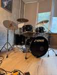 Продам барабанную установку Sonor 1007 | Чёрный на чёрном
