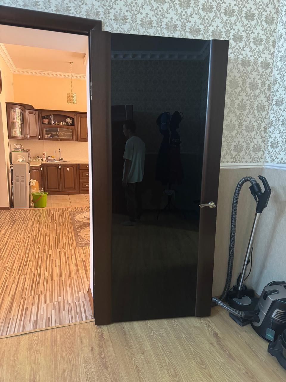 Продается двери стекляные и глухие.