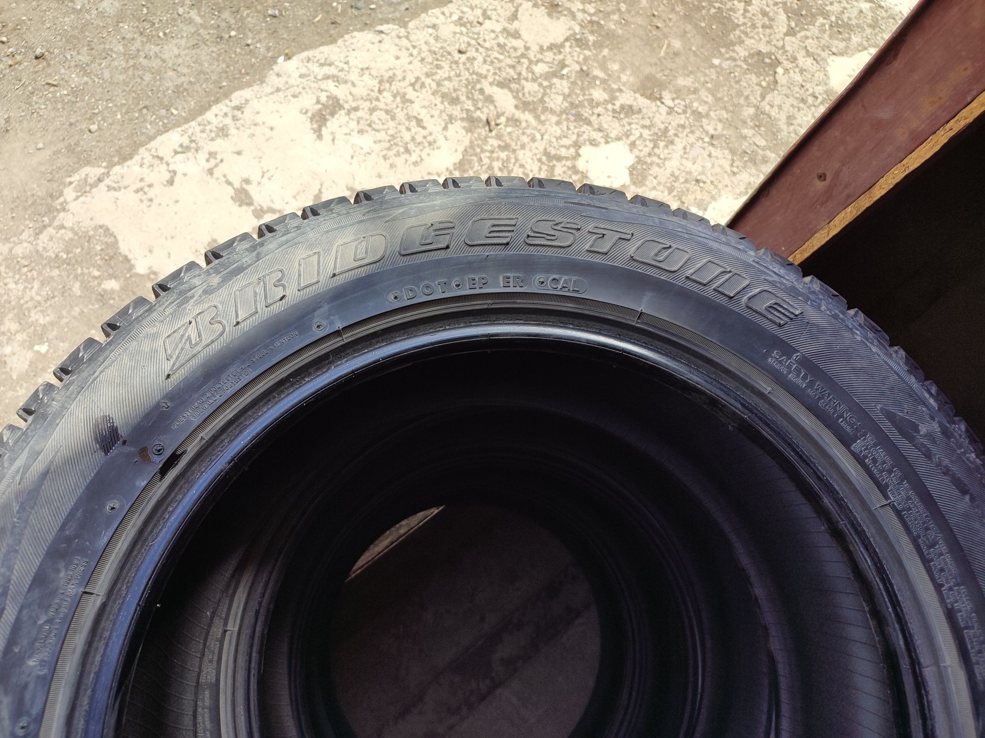 Резина Bridgestone 215/60 R17 зима