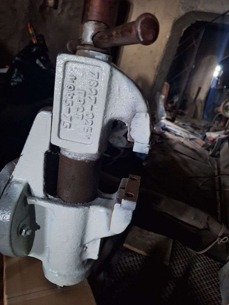 Тиски средние и газбалоны