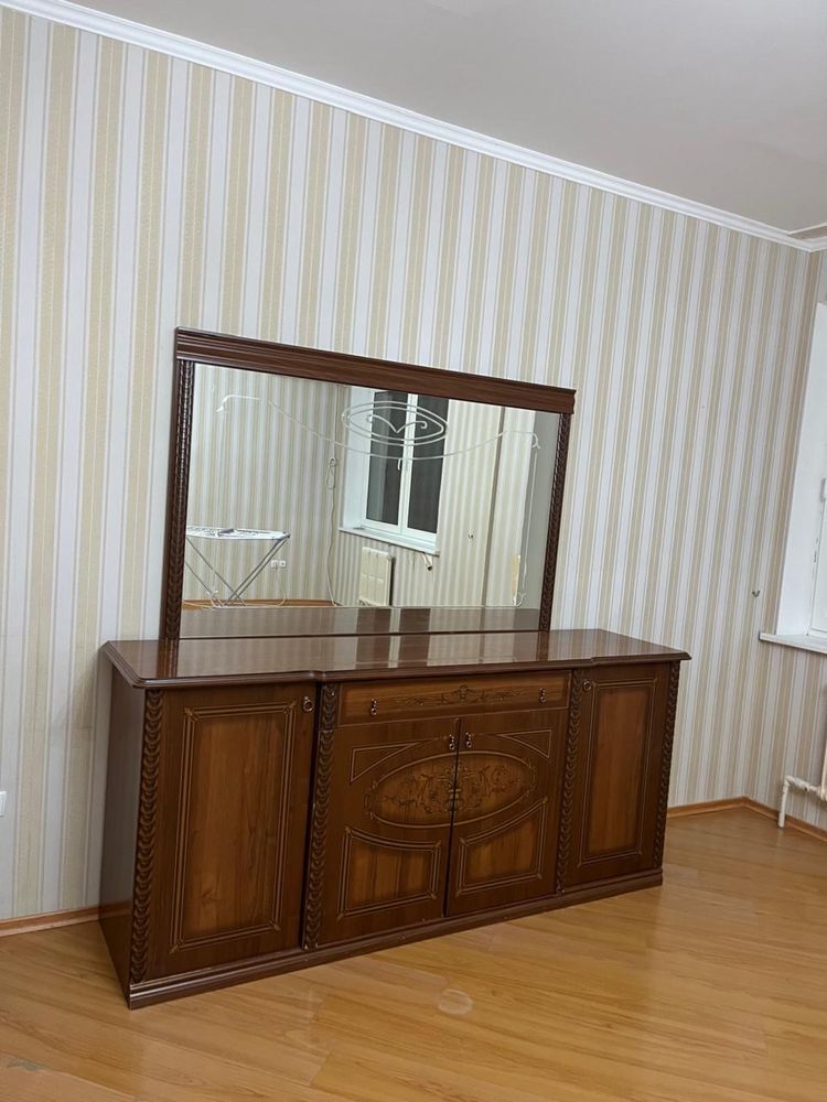 Продаю комод с зеркалом