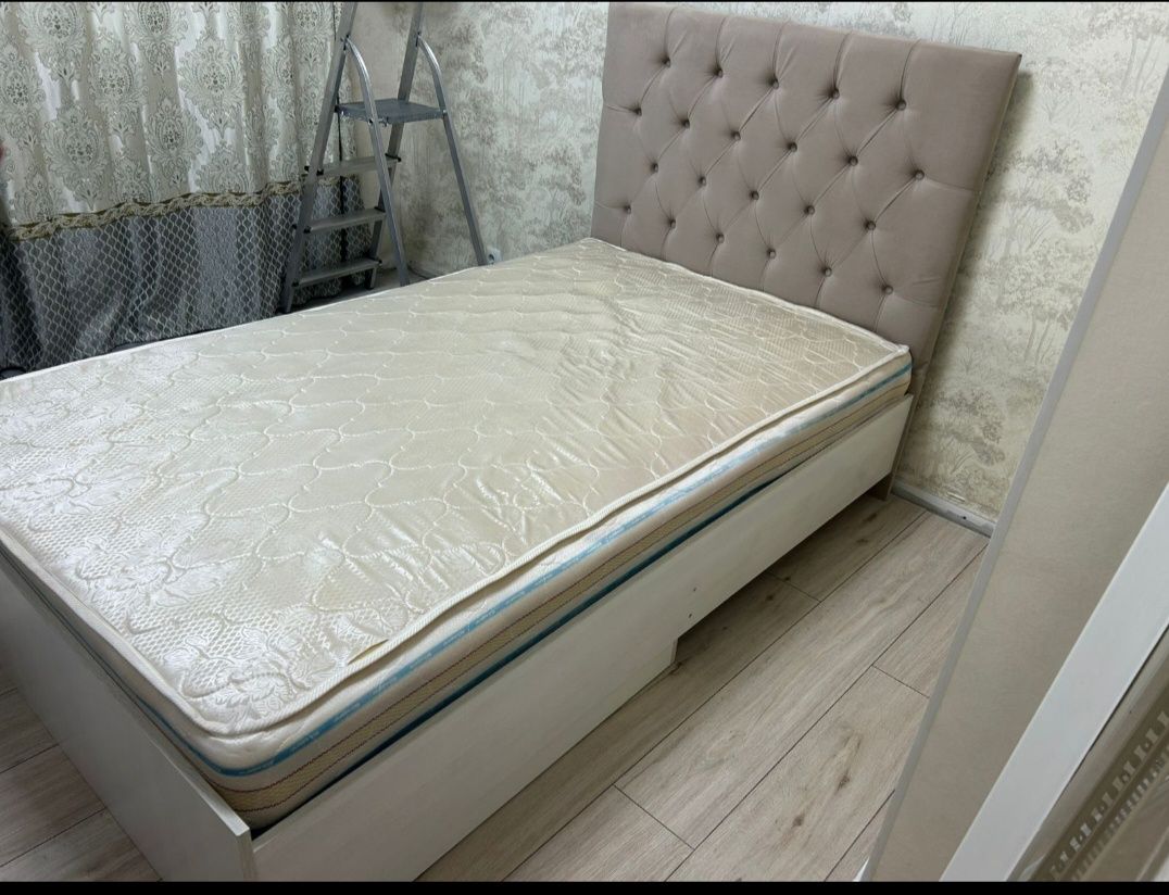 Продам спальный гарнитур