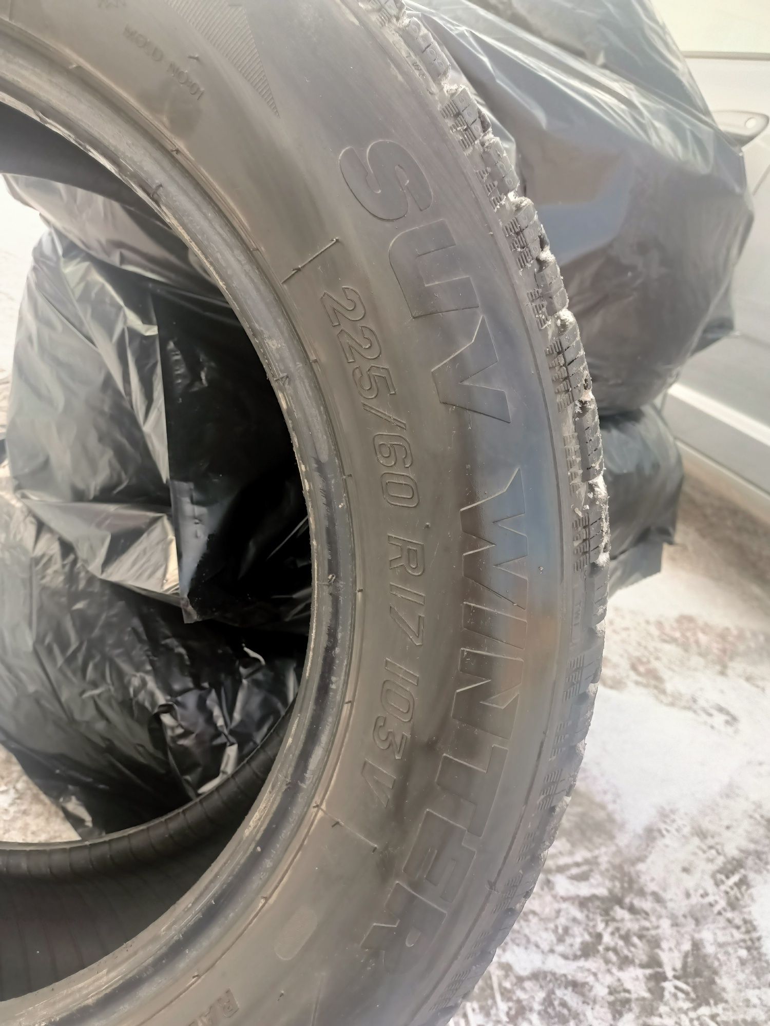 Продам зимние шыни липучка