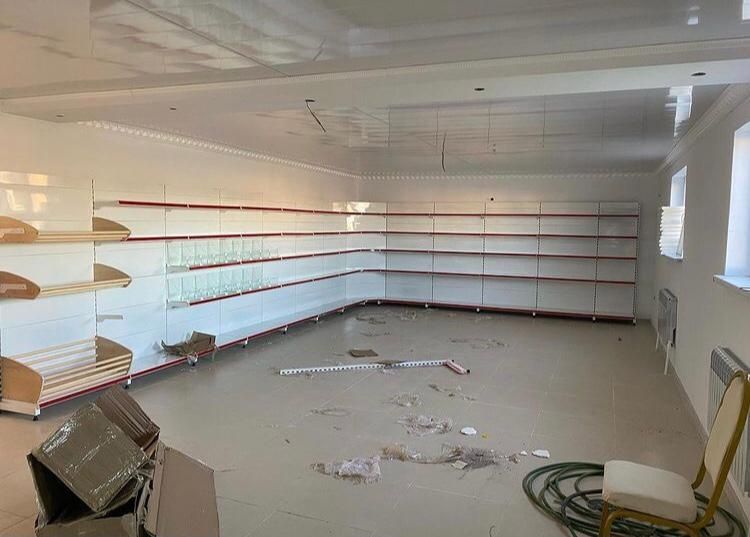 Витрина для магазина полки стеллажи перфорированные стеллажи