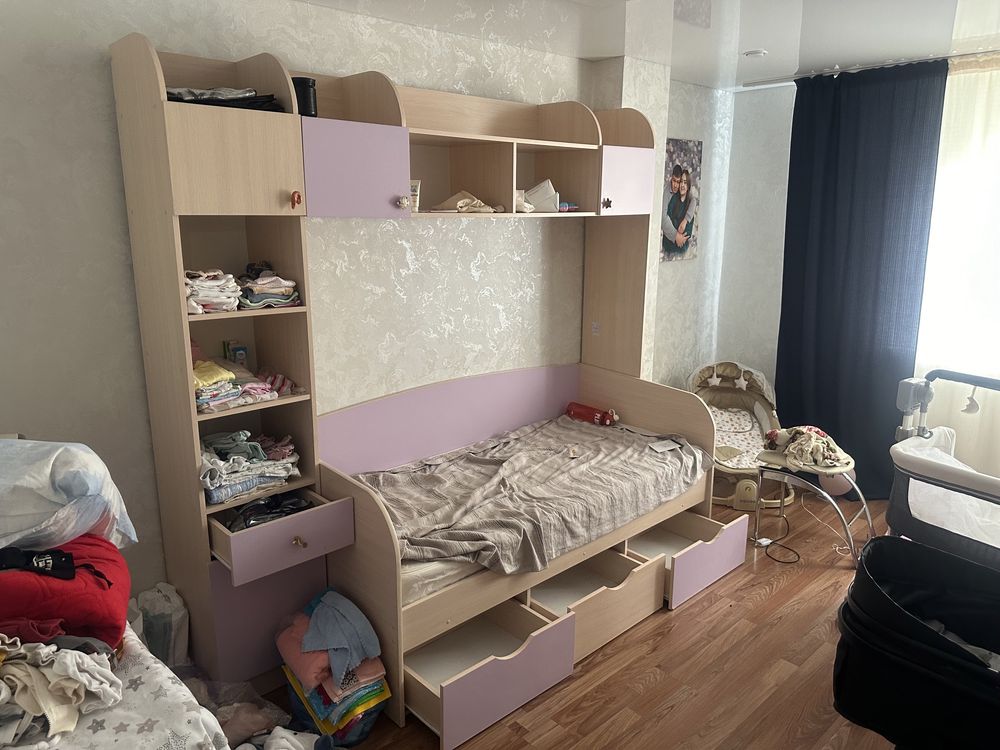 Продам детскую горку + кровать + стол