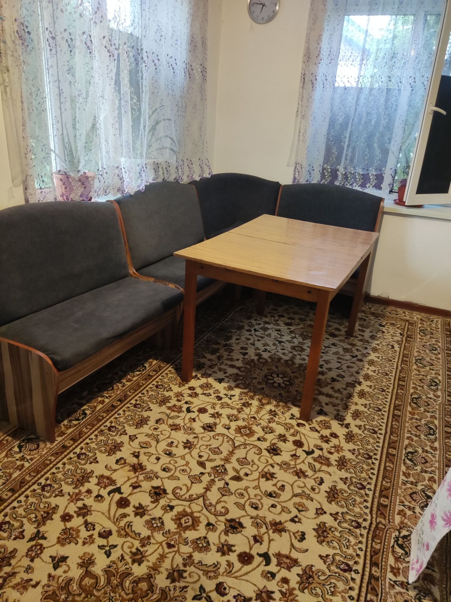 Продам кухоный уголок со столом