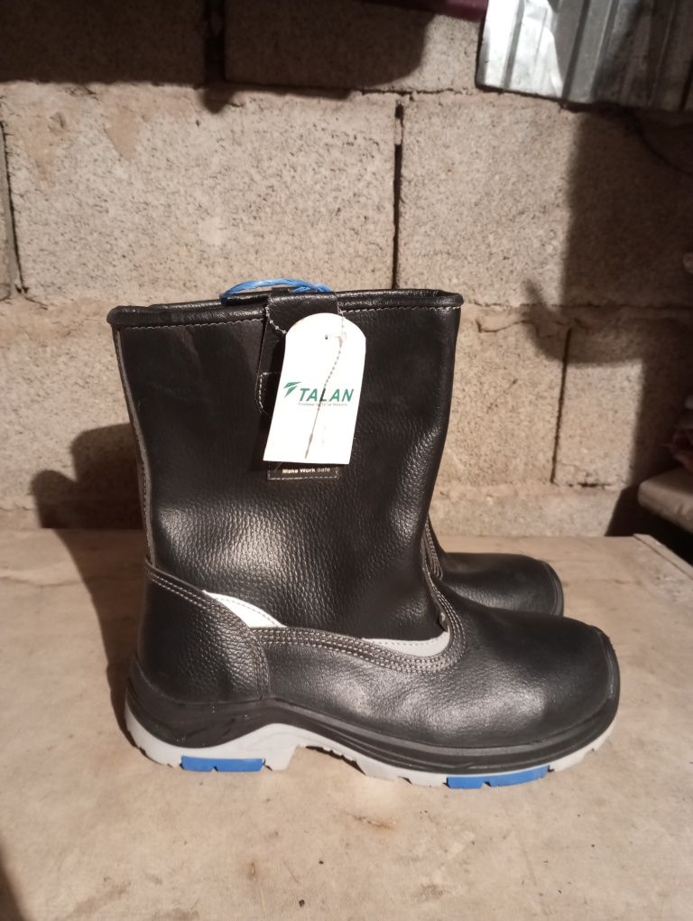 Продам сапоги новые