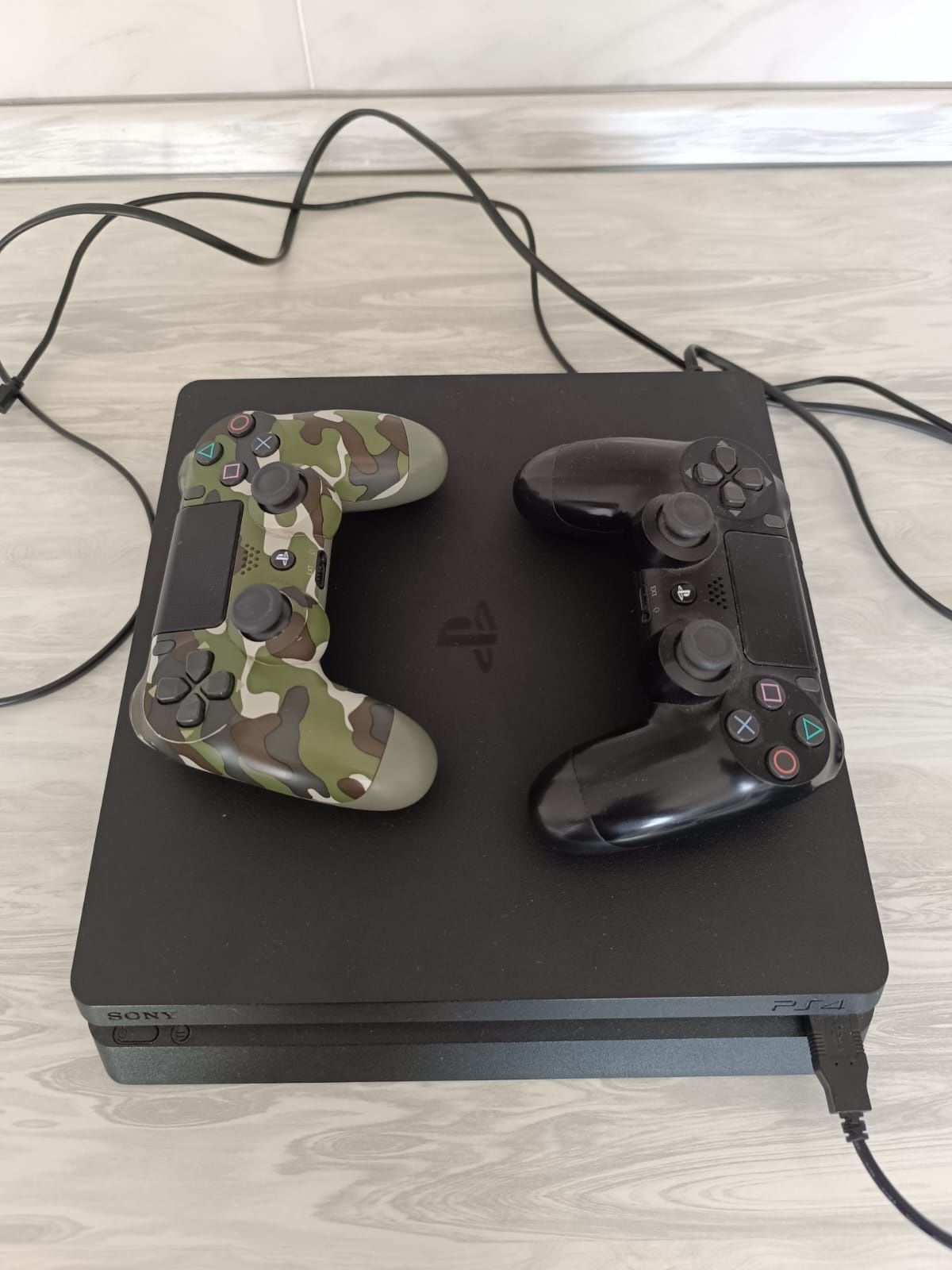 Продаю PS 4 с джойстиками и играми