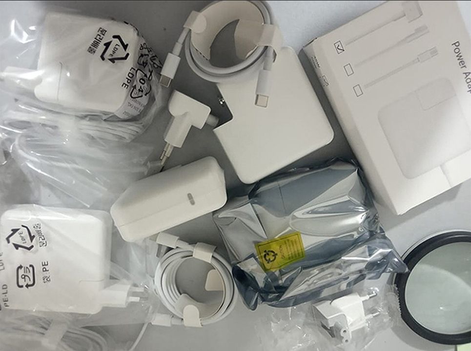 на ваш MacBook - зарядка, блок питания *