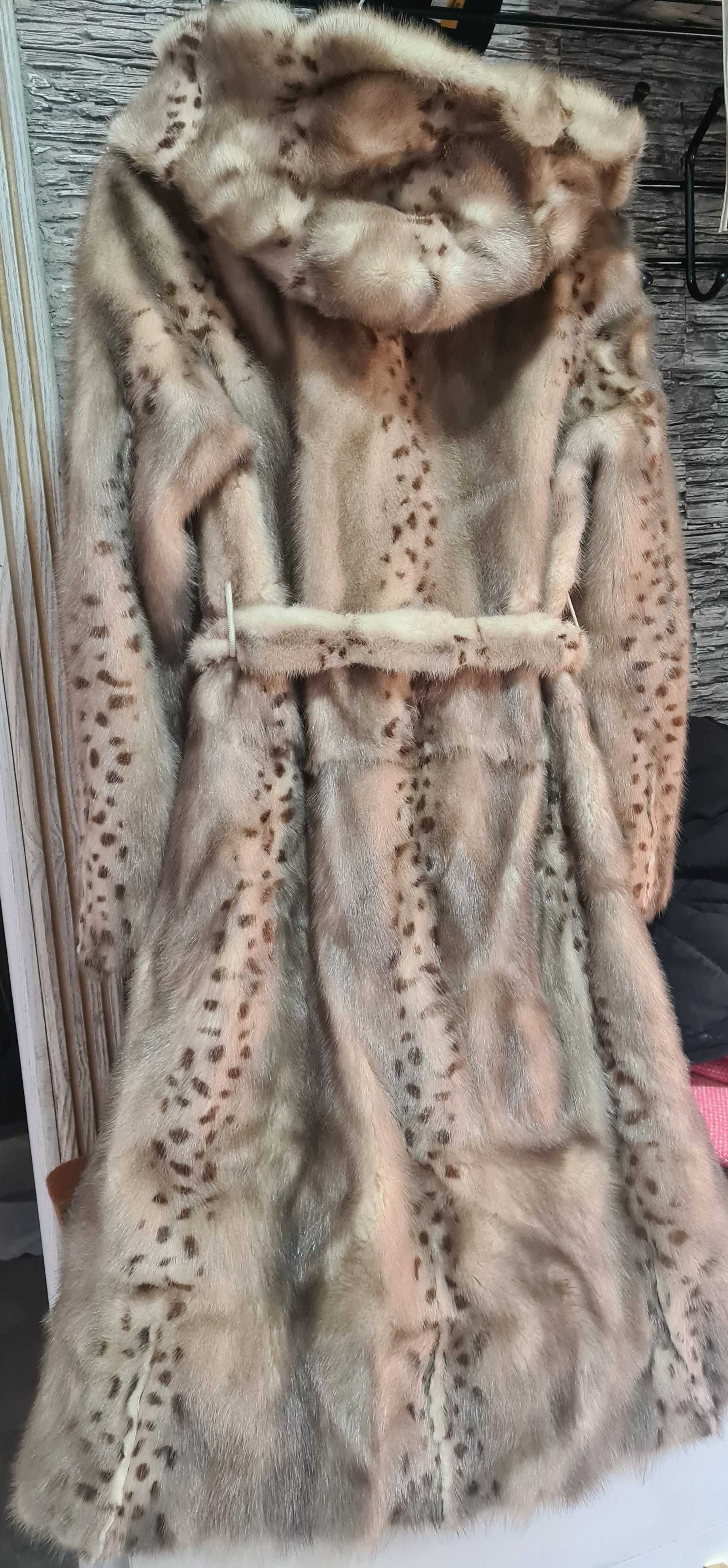 Шуба норковая с капюшоном.