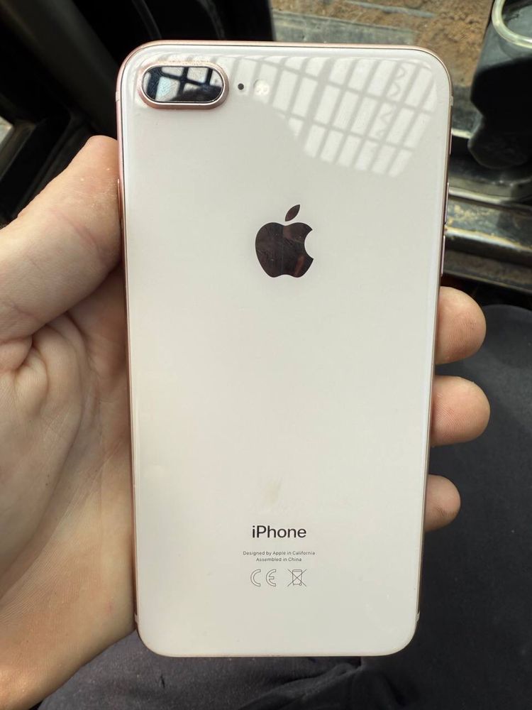 Продам айфон 8 plus в отличном состоянее на 64 гб