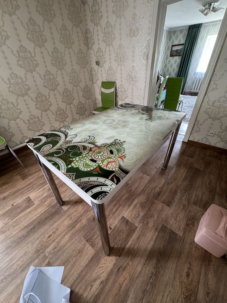 Стол со стульями