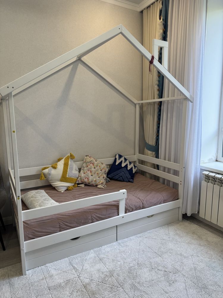 Продам детскую кроватку из  массива дерева