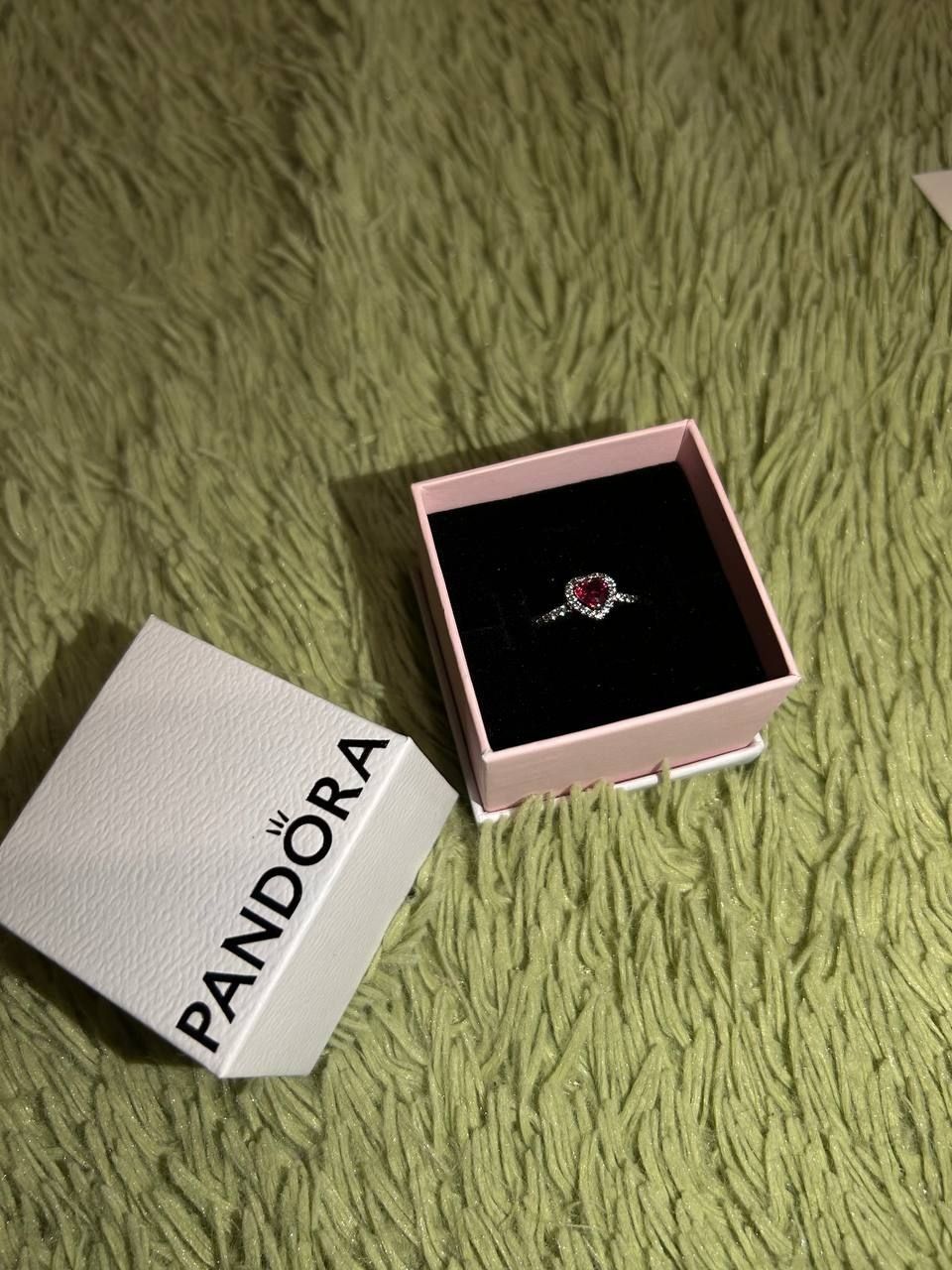 Pandora кольцо с красным сердцем