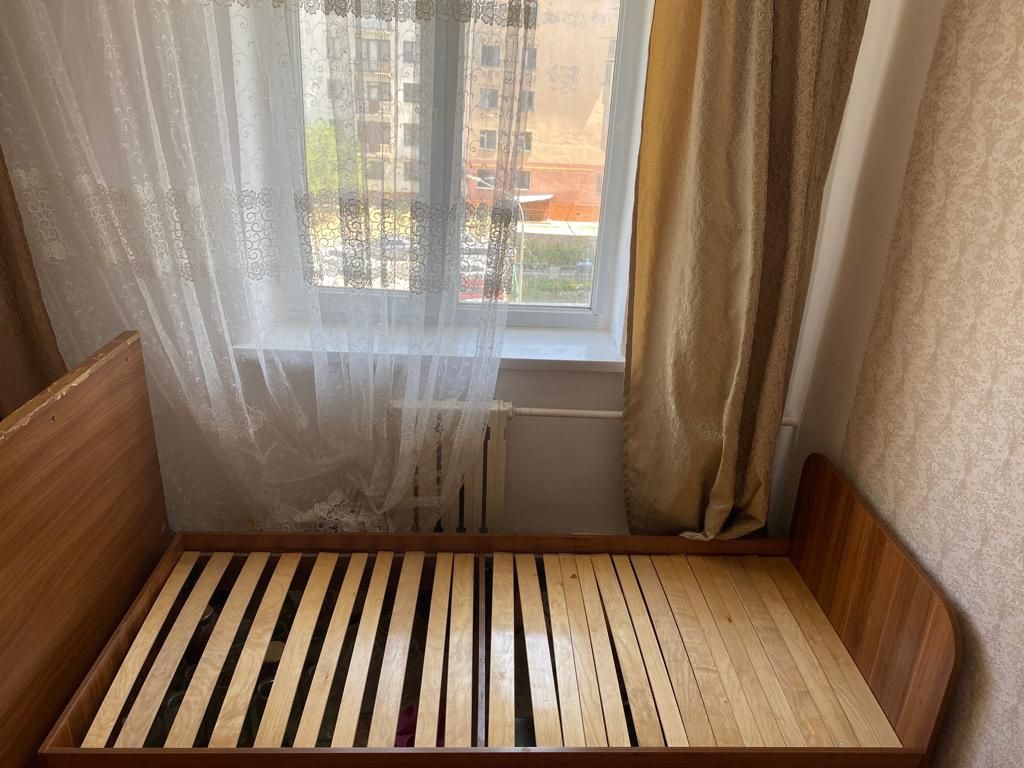 Кровать без матраса