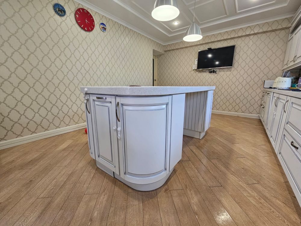 Остров стол с камнем и шкафами