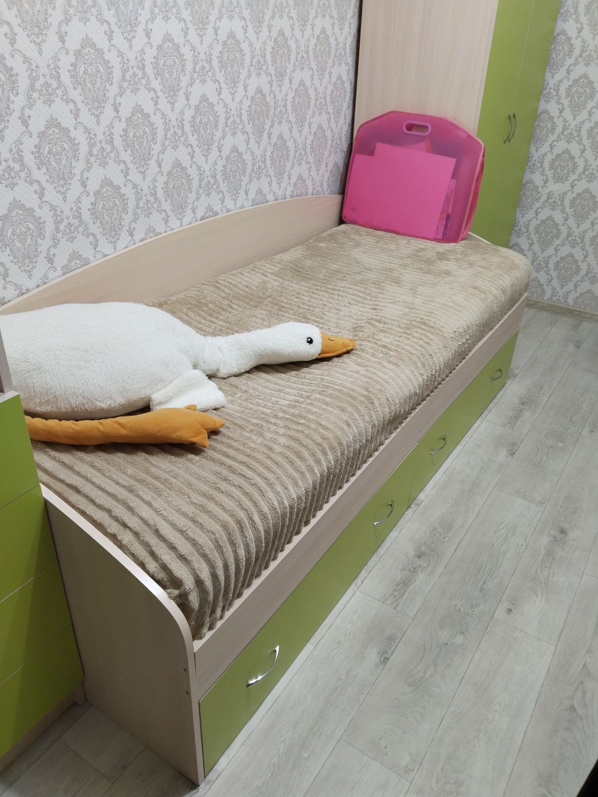 Продам спальный детский гарнитур